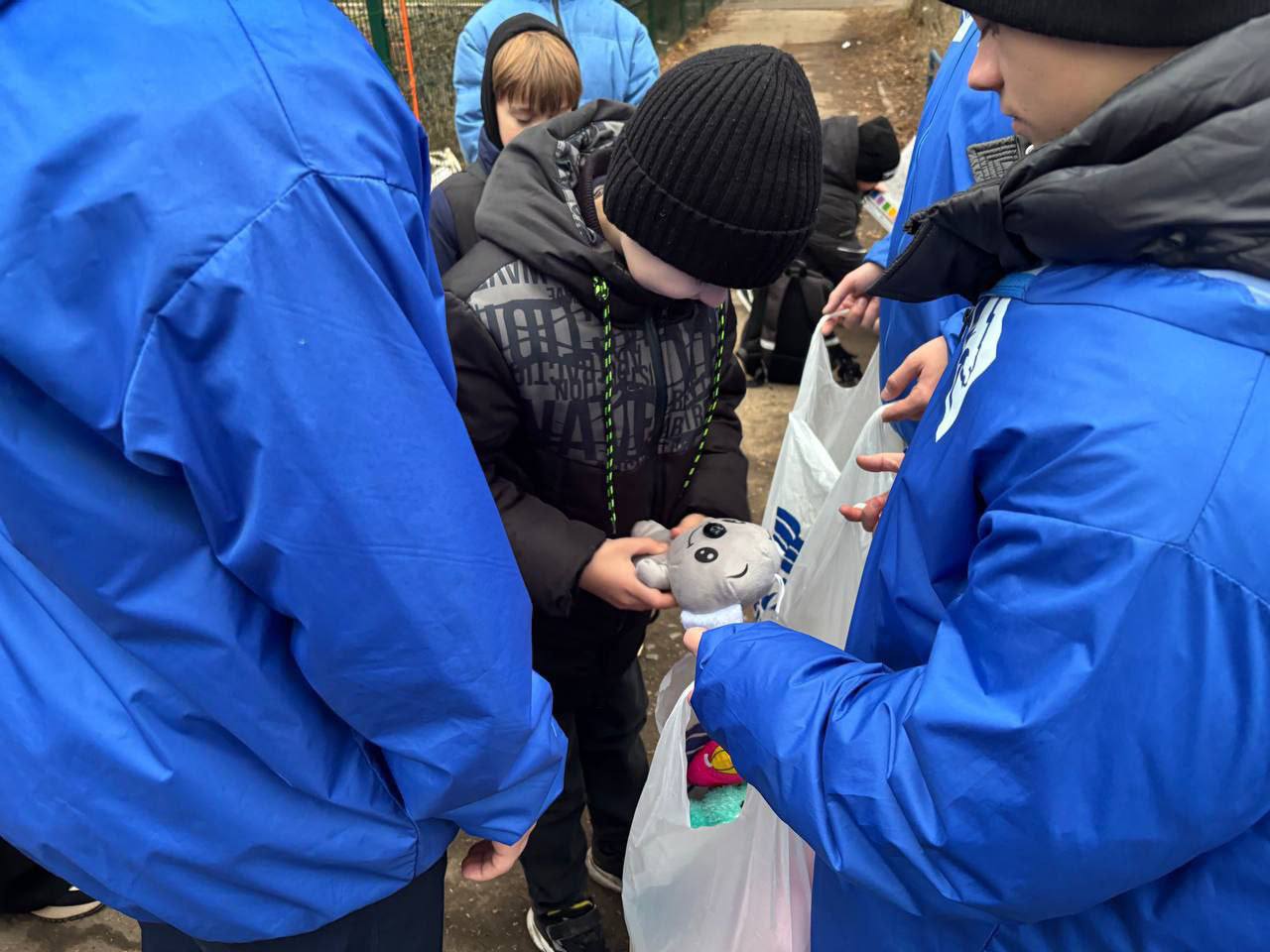 Активисты Славяносербского отделения "Молодой Гвардии Единой России" при содействии Славяносербского отделения "Единой России" поздравили детей поселка с Днем Святителя Николая Активисты Славяносербского отделения "Молодой Гвардии Единой России" при содействии Славяносербского отделения "Единой России" поздравили детей поселка с Днем Святителя Николая