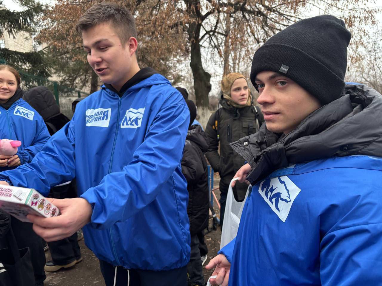 Активисты Славяносербского отделения "Молодой Гвардии Единой России" при содействии Славяносербского отделения "Единой России" поздравили детей поселка с Днем Святителя Николая Активисты Славяносербского отделения "Молодой Гвардии Единой России" при содействии Славяносербского отделения "Единой России" поздравили детей поселка с Днем Святителя Николая