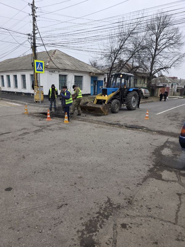 Сотрудники МУП "ЖЭК" успешно завершили комплекс работ по очистке ливневой системы по ул. Советской в Ровеньках Сотрудники МУП "ЖЭК" успешно завершили комплекс работ по очистке ливневой системы по ул. Советской в Ровеньках