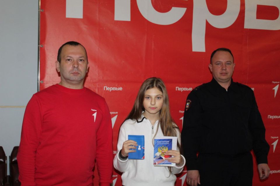Юлия Кожухарь: В Новопскове прошла церемония вручения паспортов Российской Федерации Юлия Кожухарь: В Новопскове прошла церемония вручения паспортов Российской Федерации