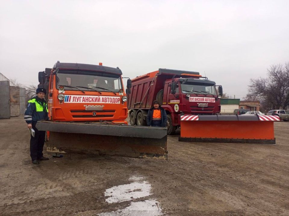 Сотрудники ОГИБДД ОМВД России "Славяносербский" проверили готовность спецтехники к зимнему сезону Сотрудники ОГИБДД ОМВД России "Славяносербский" проверили готовность спецтехники к зимнему сезону