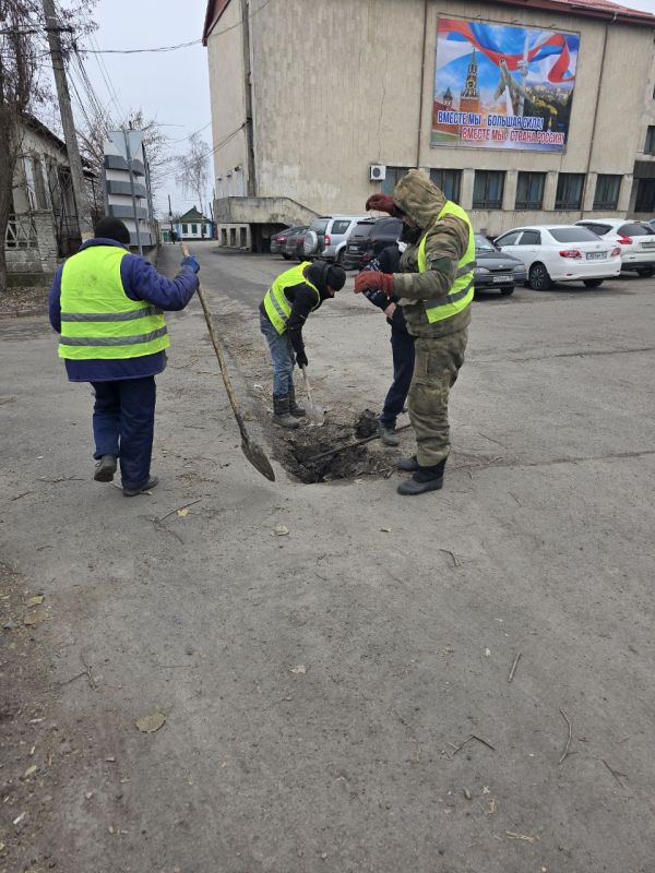 Сотрудники МУП "ЖЭК" успешно завершили комплекс работ по очистке ливневой системы по ул. Советской в Ровеньках Сотрудники МУП "ЖЭК" успешно завершили комплекс работ по очистке ливневой системы по ул. Советской в Ровеньках
