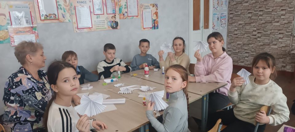 В День Святого Николая Чудотворца сотрудники библиотеки №15 пгт Чернухино подарили юным читателям праздник творчества и знаний В День Святого Николая Чудотворца сотрудники библиотеки №15 пгт Чернухино подарили юным читателям праздник творчества и знаний