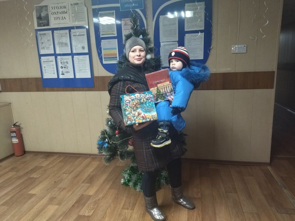 На Краснодонщине продолжается выдача новогодних подарков детям На Краснодонщине продолжается выдача новогодних подарков детям