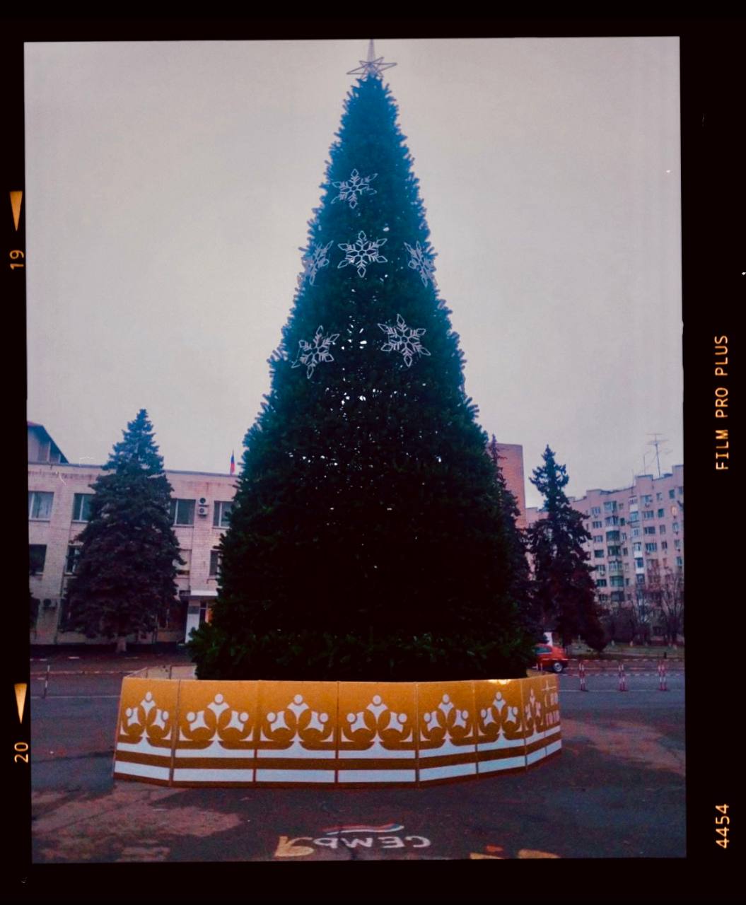 В Краснодоне практически завершилась установка главной ёлки города! Работу выполнили сотрудники МУП "ДЭУ"