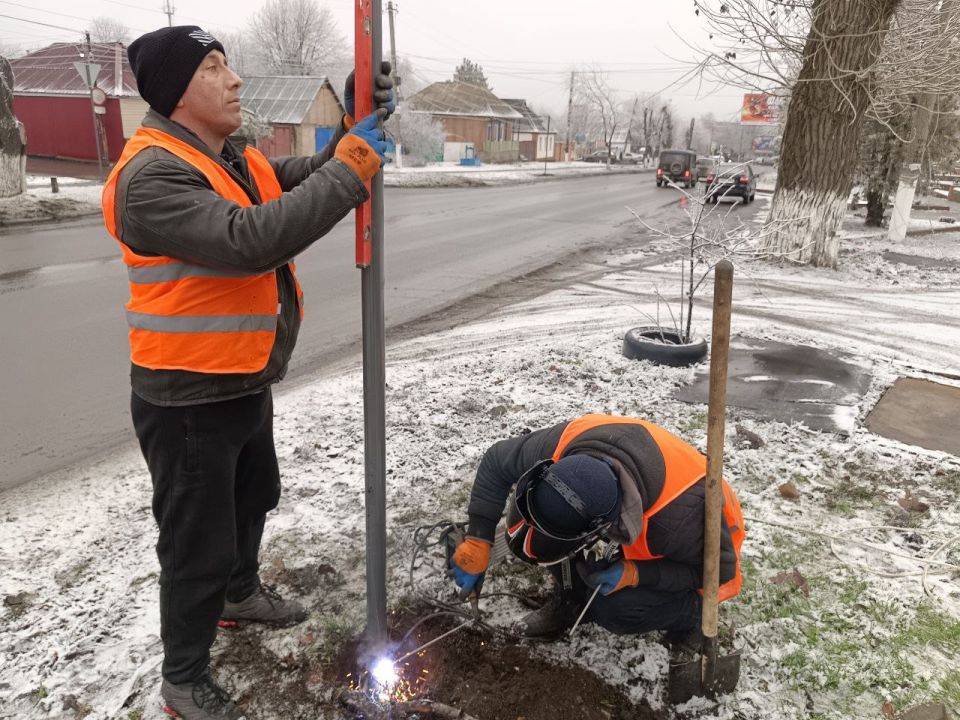 В целях повышения безопасности дорожного движения и улучшения качества дорожной инфраструктуры, в Ровеньках проводятся плановые работы по установке дорожных знаков В целях повышения безопасности дорожного движения и улучшения качества дорожной инфраструктуры, в Ровеньках проводятся плановые работы по установке дорожных знаков