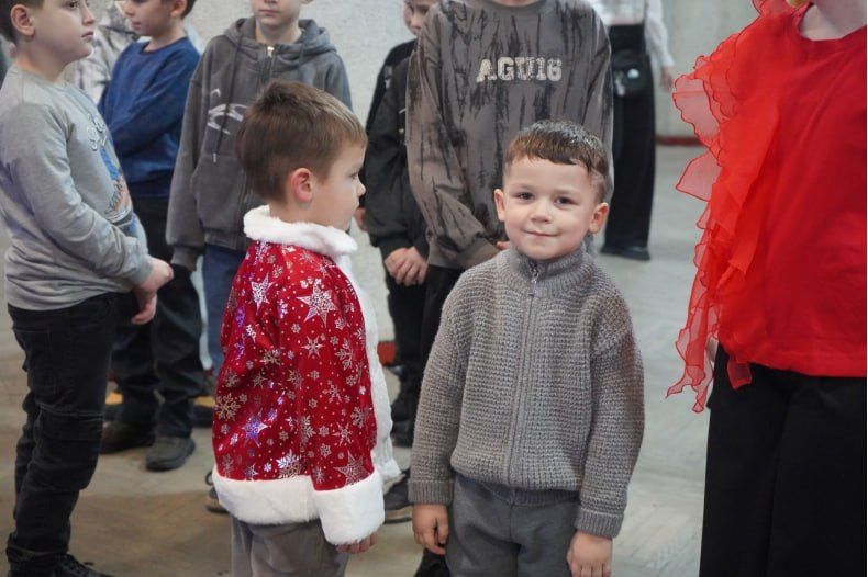 Новогодняя сказка для детей Свердловского муниципального округа продолжается, благодаря артистам из Красноярского края Новогодняя сказка для детей Свердловского муниципального округа продолжается, благодаря артистам из Красноярского края