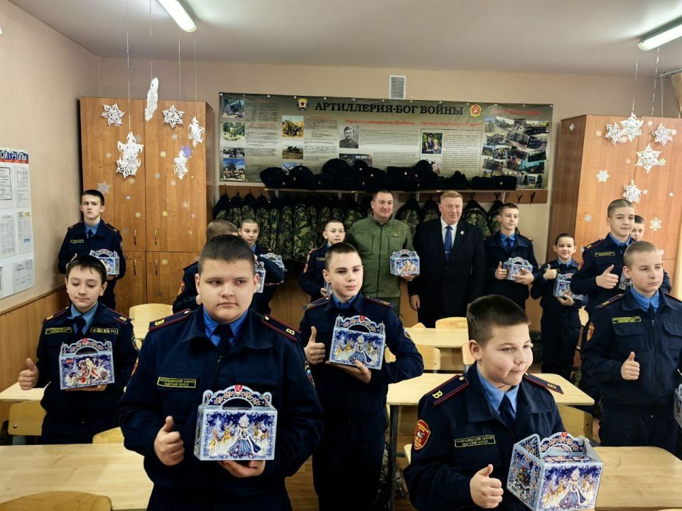 Виктор Водолацкий: В преддверии Нового года и Рождества Христова, при поддержке ВПП "Единая Россия", передал кадетам Луганской Народной Республики сладкие подарки и продуктовые наборы Виктор Водолацкий: В преддверии Нового года и Рождества Христова, при поддержке ВПП "Единая Россия", передал кадетам Луганской Народной Республики сладкие подарки и продуктовые наборы