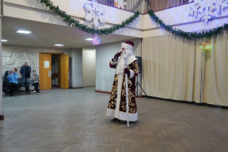 Новогодняя сказка для детей Свердловского муниципального округа продолжается, благодаря артистам из Красноярского края Новогодняя сказка для детей Свердловского муниципального округа продолжается, благодаря артистам из Красноярского края