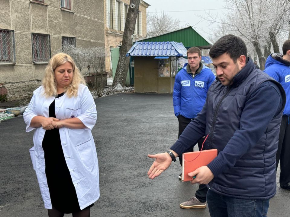 Активисты Молодой Гвардии Единой России совместно с заместителем начальника управления жилищно-коммунального хозяйства администрации Антрацитовского муниципального округа Станиславом Гордийко провели плановую общественную... Активисты Молодой Гвардии Единой России совместно с заместителем начальника управления жилищно-коммунального хозяйства администрации Антрацитовского муниципального округа Станиславом Гордийко провели плановую общественную...