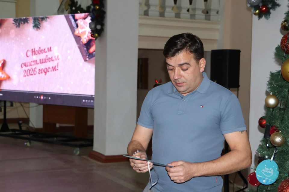 В Стаханове стартовала акция «Ёлка желаний»! В Стаханове стартовала акция «Ёлка желаний»!