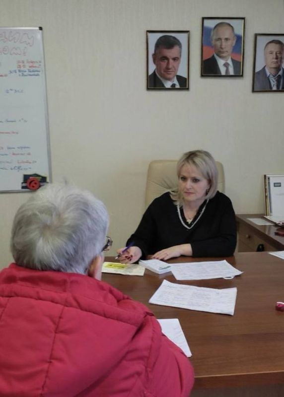 О работе депутатов. Сегодня, 19 декабря, депутаты Совета городского округа г. Стаханов от ЛДПР Светлана Бобрусь и Наталья Бердникова, совместно с Людмилой Клёповой - помощником депутата Государственной Думы от ЛДПР Василины... О работе депутатов. Сегодня, 19 декабря, депутаты Совета городского округа г. Стаханов от ЛДПР Светлана Бобрусь и Наталья Бердникова, совместно с Людмилой Клёповой - помощником депутата Государственной Думы от ЛДПР Василины...