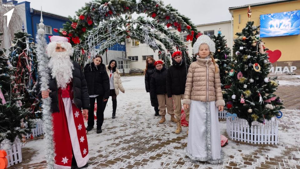 Время чудес. Активисты Движения Первых и юнармейцы Новоайдарской школы поздравили сотрудников полиции и военного комиссариата, а также работников коммунального хозяйства Новоайдарского муниципального округа с наступающими... Время чудес. Активисты Движения Первых и юнармейцы Новоайдарской школы поздравили сотрудников полиции и военного комиссариата, а также работников коммунального хозяйства Новоайдарского муниципального округа с наступающими...