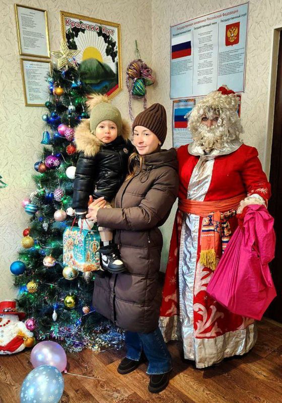 Новый год – самый сказочный и долгожданный праздник для маленьких жителей нашей необъятной страны Новый год – самый сказочный и долгожданный праздник для маленьких жителей нашей необъятной страны