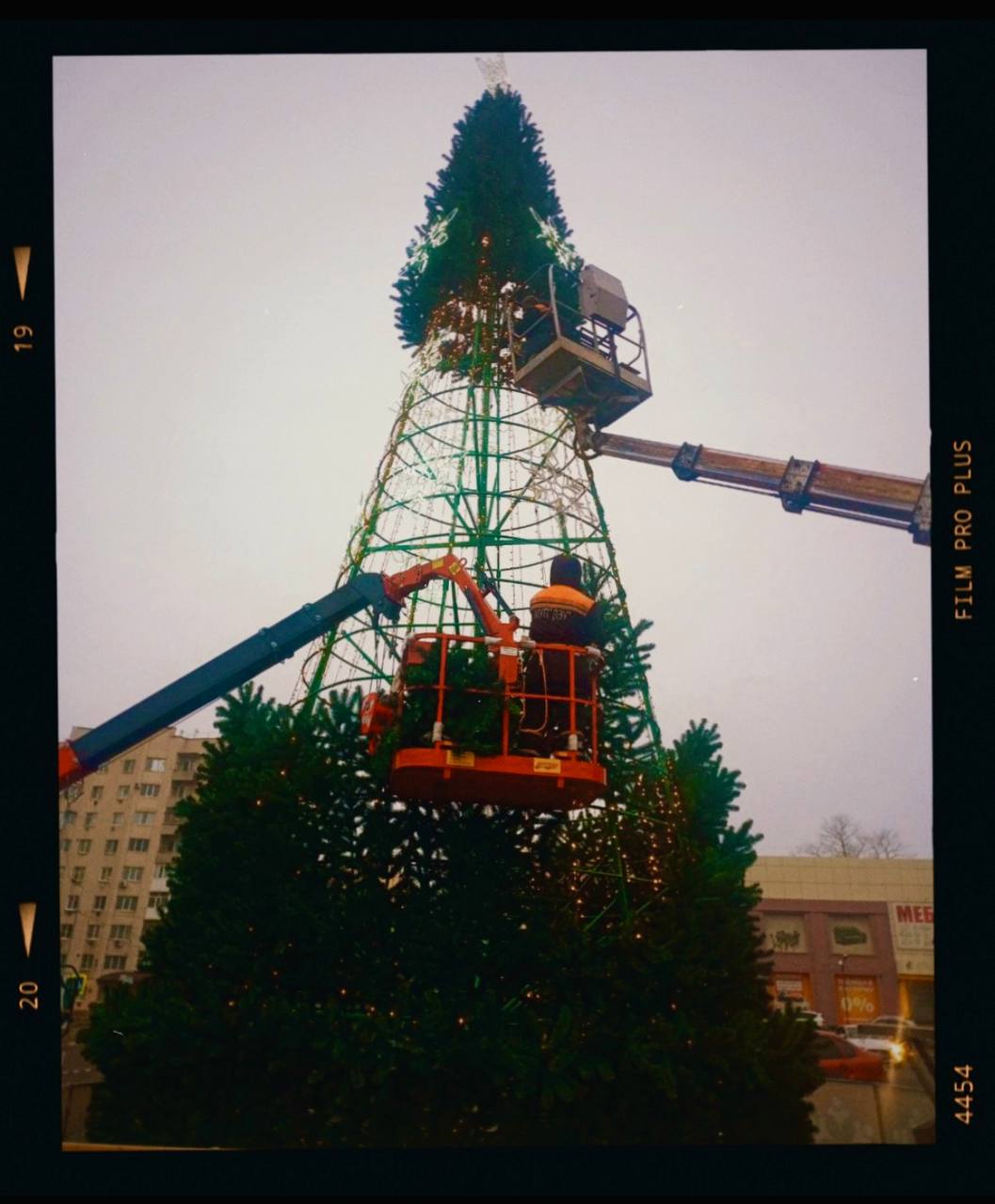 В Краснодоне практически завершилась установка главной ёлки города! Работу выполнили сотрудники МУП "ДЭУ" В Краснодоне практически завершилась установка главной ёлки города! Работу выполнили сотрудники МУП "ДЭУ"