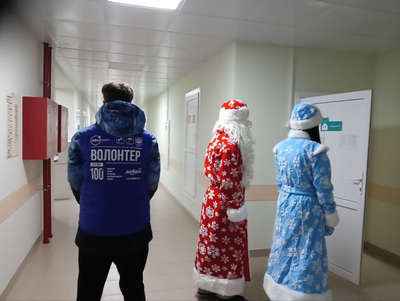 ДоброТворцы творят Добро!. ПЕРВЫЕ школьного волонтёрского отряда «Милосердие» «Станично-Луганской средней школы имени Грекова П.М», члены Станично-Луганского штаба «МЫ ВМЕСТЕ» посетили детское и хирургическое отделения... ДоброТворцы творят Добро!. ПЕРВЫЕ школьного волонтёрского отряда «Милосердие» «Станично-Луганской средней школы имени Грекова П.М», члены Станично-Луганского штаба «МЫ ВМЕСТЕ» посетили детское и хирургическое отделения...