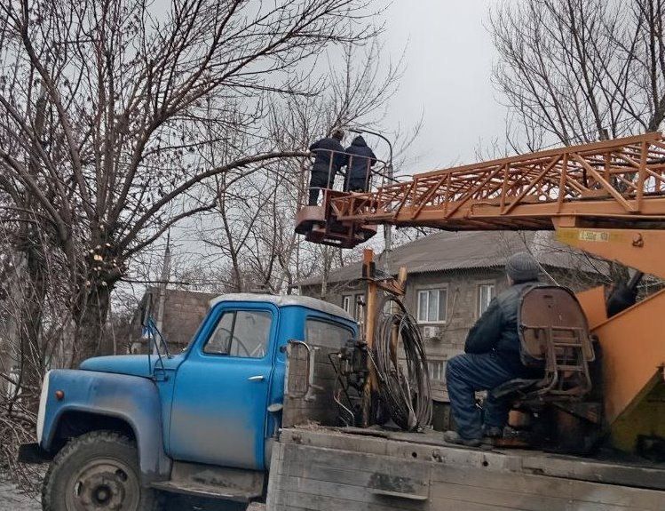 Коммунальные службы проводят работы на территории города Коммунальные службы проводят работы на территории города