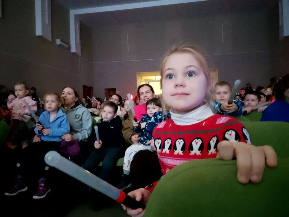 В Новоайдаре при содействии «Единой России» прошел новогодний спектакль «МультиЁлка. Школа волшебников» В Новоайдаре при содействии «Единой России» прошел новогодний спектакль «МультиЁлка. Школа волшебников»
