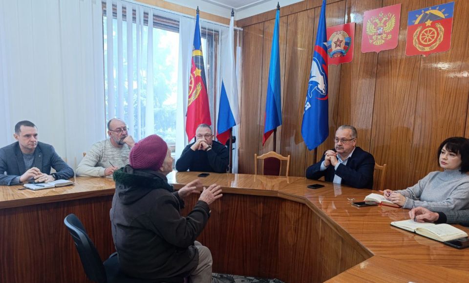 Глава Антрацитовского муниципального округа, Секретарь местного отделения партии «Единая Россия» Сергей Саенко провёл еженедельный приём граждан совместно с представителями коммунальных служб, муниципальных предприятий и... Глава Антрацитовского муниципального округа, Секретарь местного отделения партии «Единая Россия» Сергей Саенко провёл еженедельный приём граждан совместно с представителями коммунальных служб, муниципальных предприятий и...