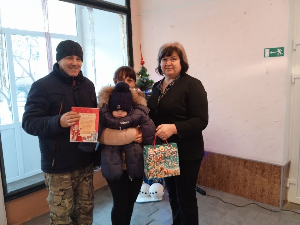 На Краснодонщине продолжается выдача новогодних подарков детям На Краснодонщине продолжается выдача новогодних подарков детям