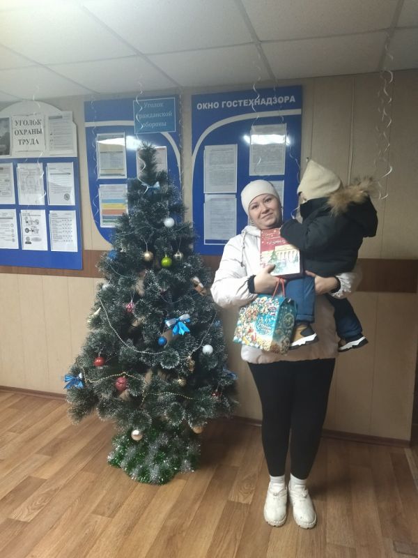 На Краснодонщине продолжается выдача новогодних подарков детям На Краснодонщине продолжается выдача новогодних подарков детям