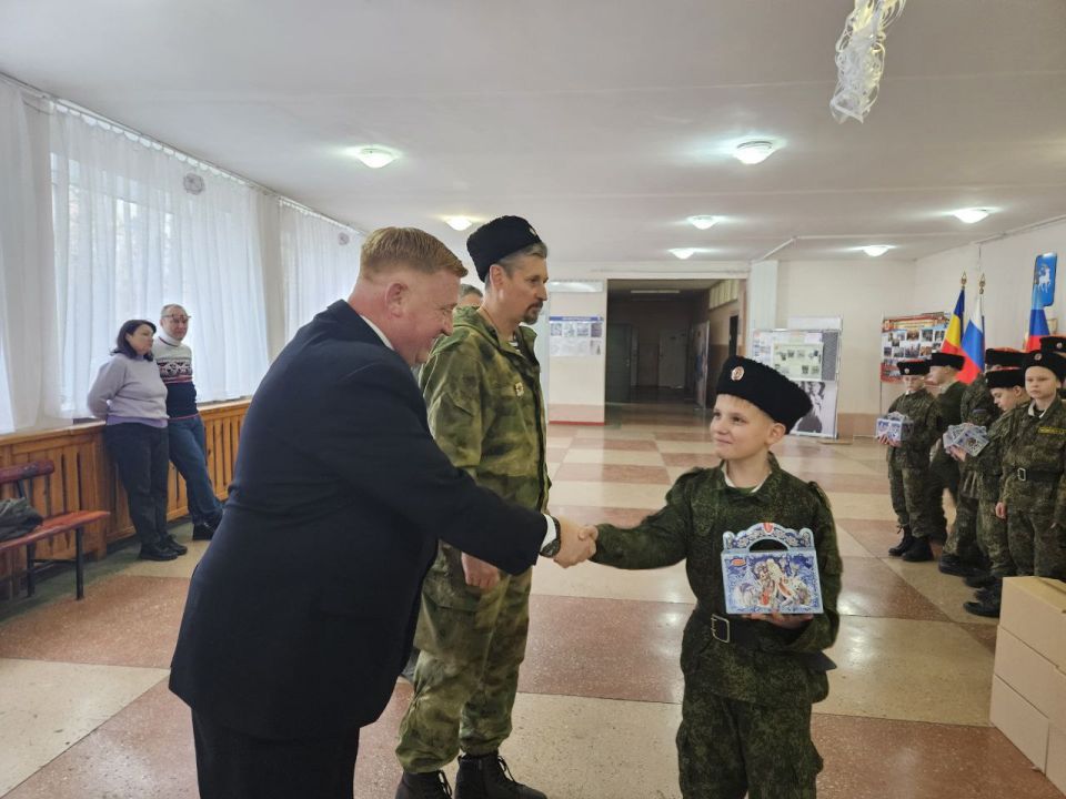 Кадетам передали сладкие подарки от депутата Госдумы РФ Виктора Водолацкого Кадетам передали сладкие подарки от депутата Госдумы РФ Виктора Водолацкого