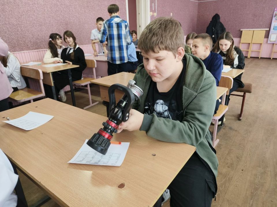 Специалисты центра занятости населения г. Лутугино организовали встречу с профессионалом пожарно-спасательной части Специалисты центра занятости населения г. Лутугино организовали встречу с профессионалом пожарно-спасательной части