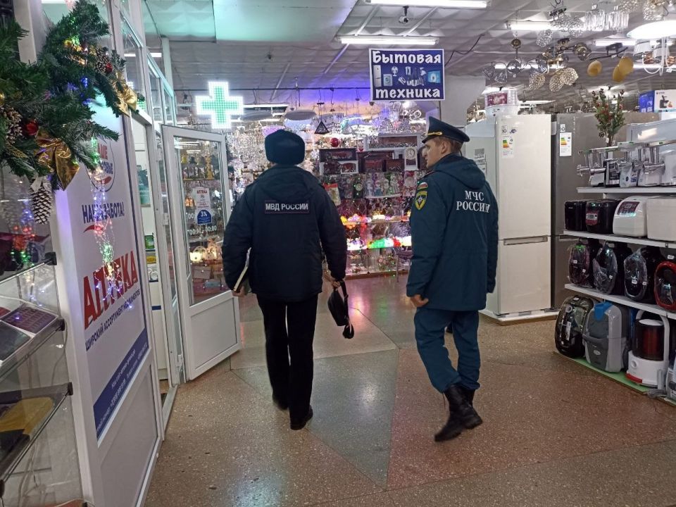 На выполнение указа Главы Луганской Народной Республики „О запрете на продажу и использование пиротехнических изделий на территории Луганской Народной Республики в период военного положения“ сотрудниками МЧС России по ЛНР... На выполнение указа Главы Луганской Народной Республики „О запрете на продажу и использование пиротехнических изделий на территории Луганской Народной Республики в период военного положения“ сотрудниками МЧС России по ЛНР...