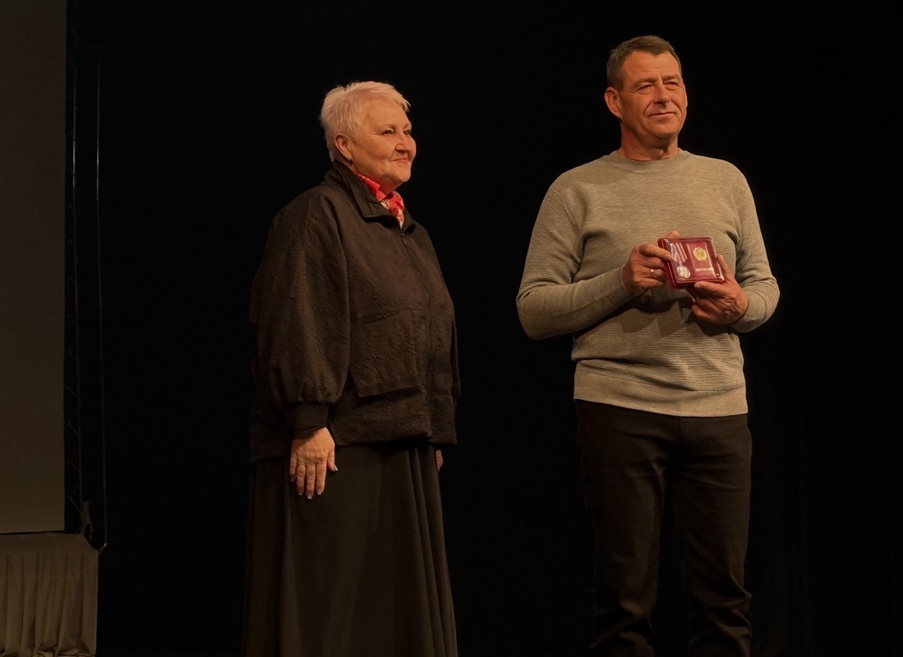 Коллектив "Луганскэнерго" филиал АО "Юго-Западная ЭСК" отметили профессиональный праздник в стенах русского драматического театра им. П. Луспекаева Коллектив "Луганскэнерго" филиал АО "Юго-Западная ЭСК" отметили профессиональный праздник в стенах русского драматического театра им. П. Луспекаева