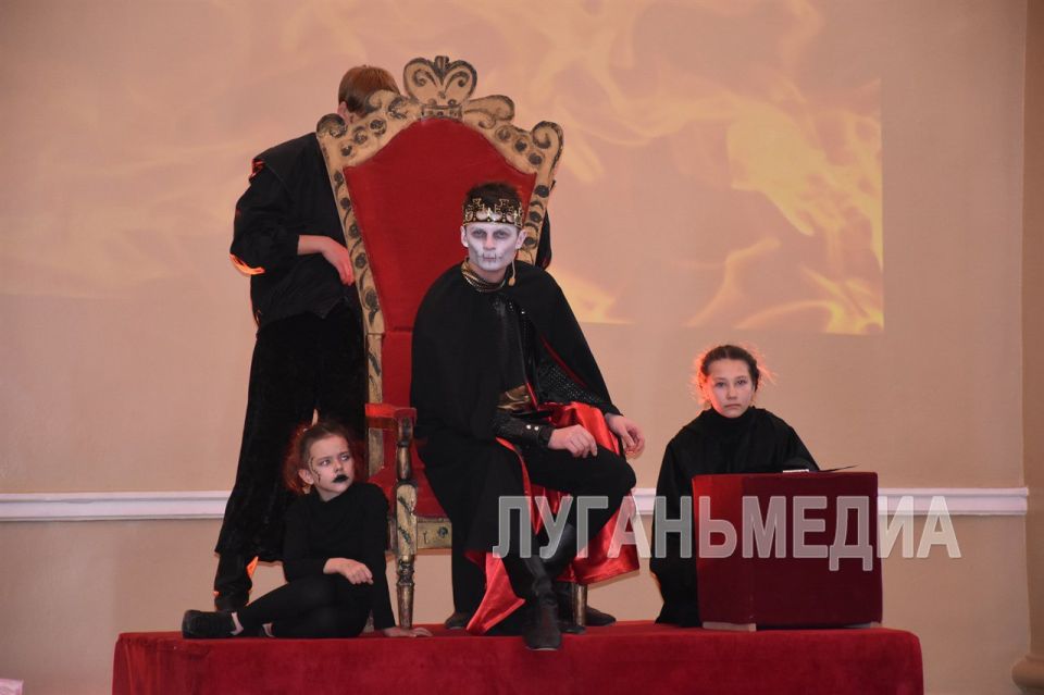 В Стаханове прошел заключительный показ предновогоднего спектакля «Фабрика игрушек» В Стаханове прошел заключительный показ предновогоднего спектакля «Фабрика игрушек»