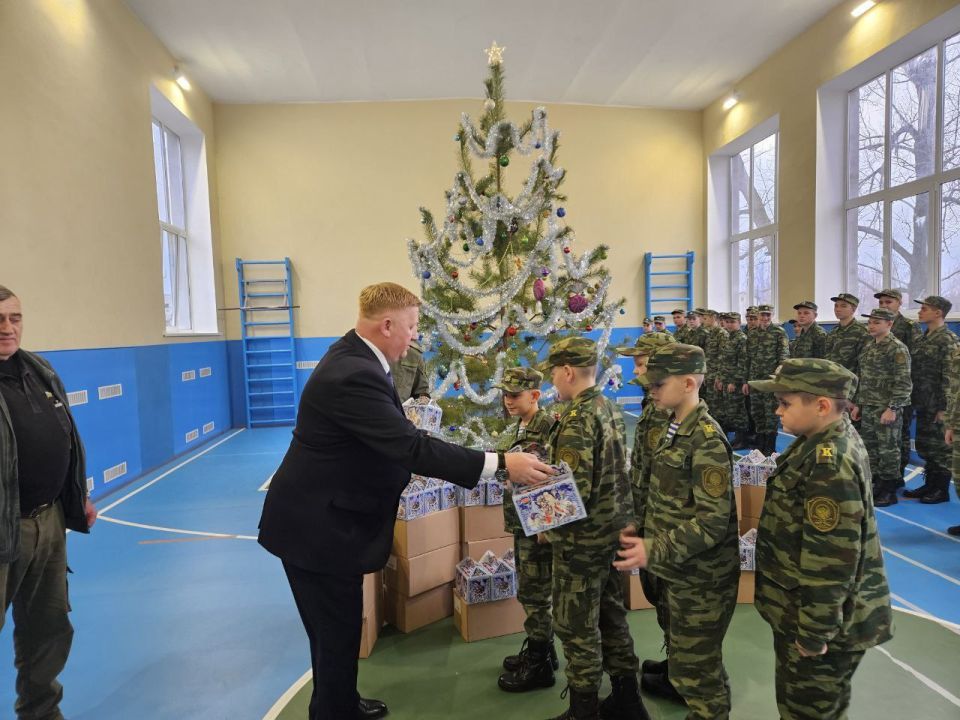 Виктор Водолацкий: В преддверии Нового года и Рождества Христова, при поддержке ВПП "Единая Россия", передал кадетам Луганской Народной Республики сладкие подарки и продуктовые наборы Виктор Водолацкий: В преддверии Нового года и Рождества Христова, при поддержке ВПП "Единая Россия", передал кадетам Луганской Народной Республики сладкие подарки и продуктовые наборы