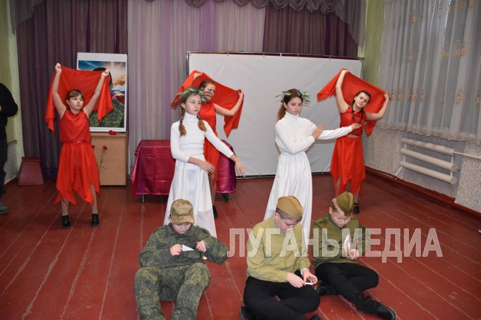 В п. Штергрэс Краснолучского округа открыли «Парту героя», посвященную участнику СВО В п. Штергрэс Краснолучского округа открыли «Парту героя», посвященную участнику СВО