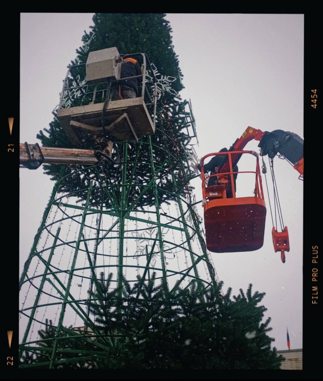 В Краснодоне практически завершилась установка главной ёлки города! Работу выполнили сотрудники МУП "ДЭУ" В Краснодоне практически завершилась установка главной ёлки города! Работу выполнили сотрудники МУП "ДЭУ"