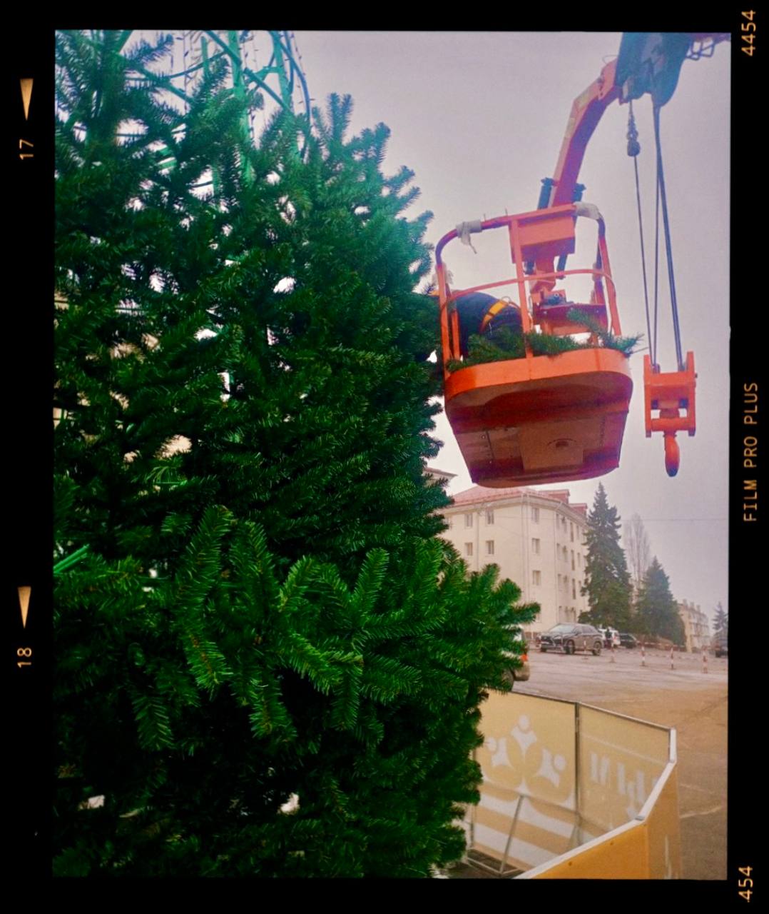 В Краснодоне практически завершилась установка главной ёлки города! Работу выполнили сотрудники МУП "ДЭУ" В Краснодоне практически завершилась установка главной ёлки города! Работу выполнили сотрудники МУП "ДЭУ"