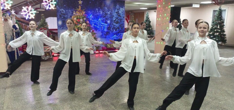 В Алчевске состоялось открытие Резиденции Деда Мороза В Алчевске состоялось открытие Резиденции Деда Мороза