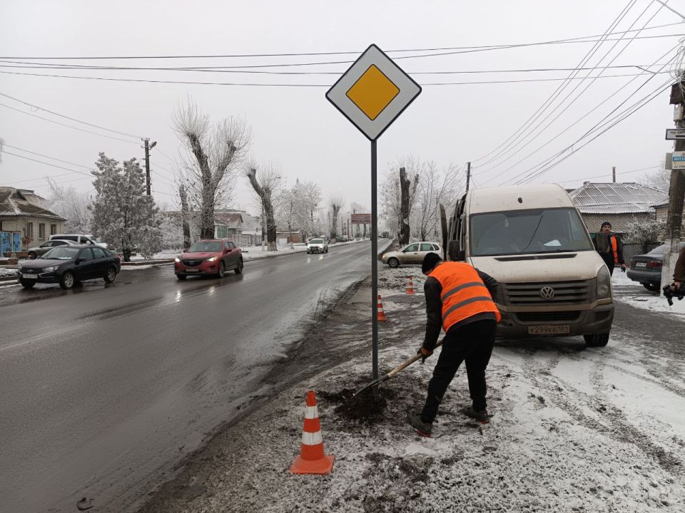 В целях повышения безопасности дорожного движения и улучшения качества дорожной инфраструктуры, в Ровеньках проводятся плановые работы по установке дорожных знаков В целях повышения безопасности дорожного движения и улучшения качества дорожной инфраструктуры, в Ровеньках проводятся плановые работы по установке дорожных знаков