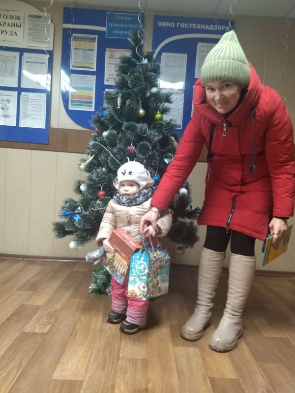 На Краснодонщине продолжается выдача новогодних подарков детям На Краснодонщине продолжается выдача новогодних подарков детям