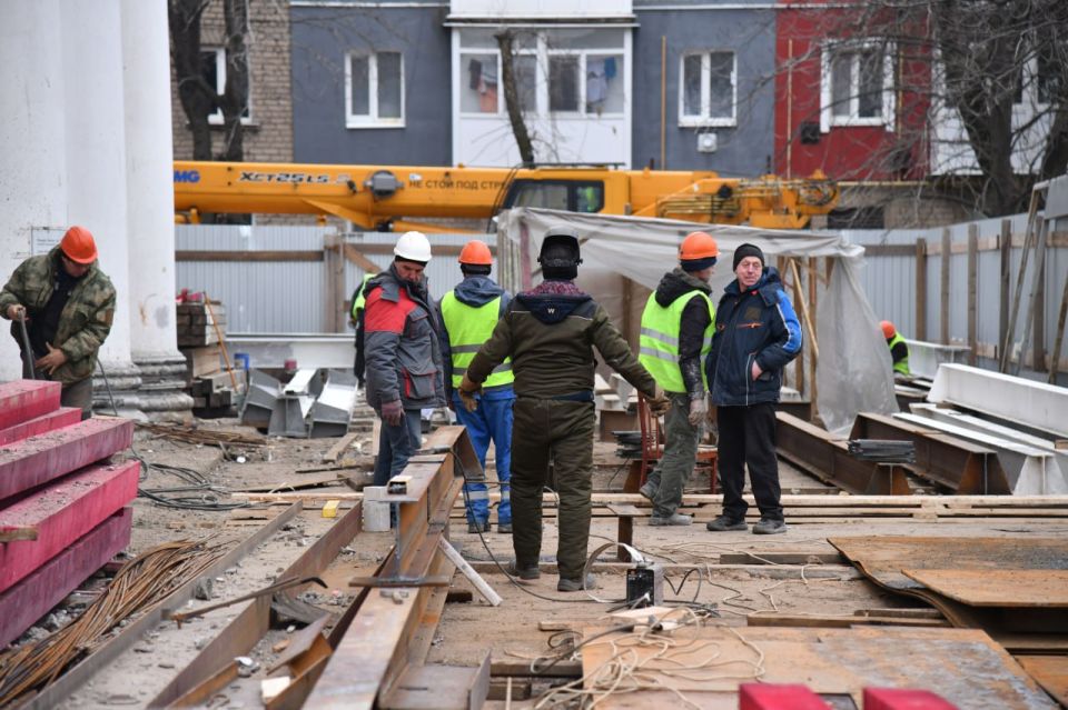 Морозы не помеха: клуб в пгт Комсомольский строится благодаря Красноярскому краю Морозы не помеха: клуб в пгт Комсомольский строится благодаря Красноярскому краю