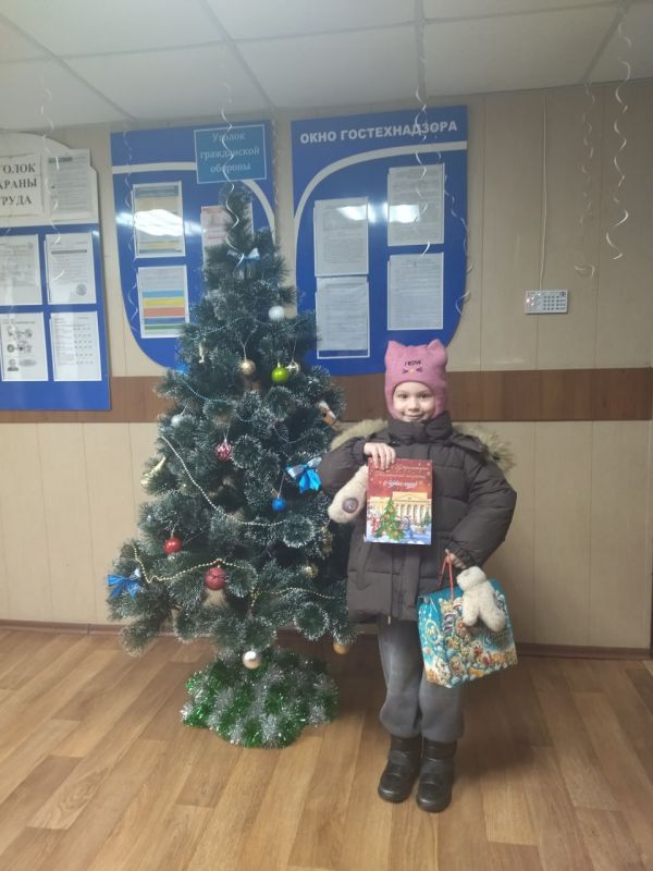 На Краснодонщине продолжается выдача новогодних подарков детям На Краснодонщине продолжается выдача новогодних подарков детям
