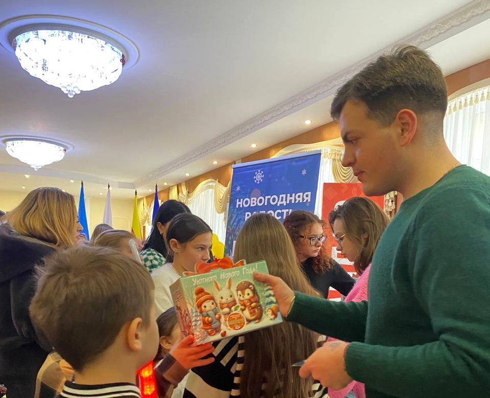 В Новоайдаре при содействии «Единой России» прошел новогодний спектакль «МультиЁлка. Школа волшебников» В Новоайдаре при содействии «Единой России» прошел новогодний спектакль «МультиЁлка. Школа волшебников»