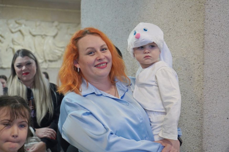 В Свердловском муниципальном округе сложилась добрая традиция: артисты из Красноярского края каждый год приезжают, чтобы порадовать детей округа новогодним представлением В Свердловском муниципальном округе сложилась добрая традиция: артисты из Красноярского края каждый год приезжают, чтобы порадовать детей округа новогодним представлением