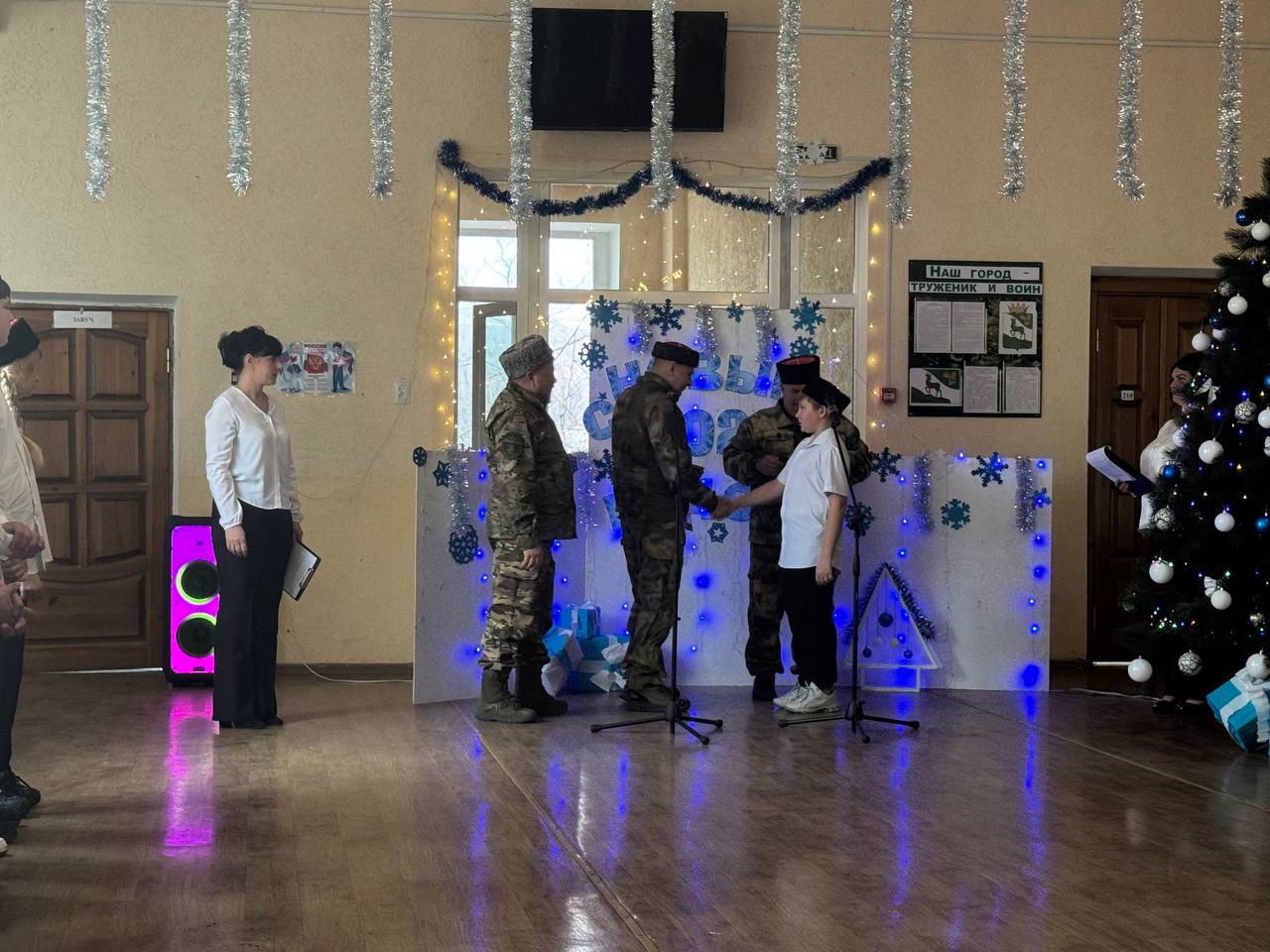 Вячеслав Третьяков: Атаман Станичного казачьего общества «Станица Кременная» Скрипник Андрей Викторович совместно с представителями Станичного казачьего общества Богородского городского округа Московской области во главе с... Вячеслав Третьяков: Атаман Станичного казачьего общества «Станица Кременная» Скрипник Андрей Викторович совместно с представителями Станичного казачьего общества Богородского городского округа Московской области во главе с...