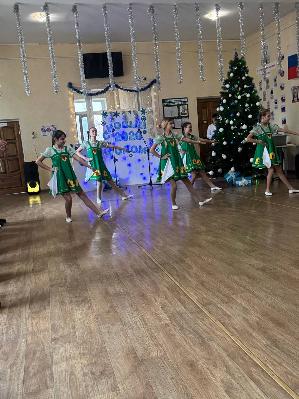 Вячеслав Третьяков: Атаман Станичного казачьего общества «Станица Кременная» Скрипник Андрей Викторович совместно с представителями Станичного казачьего общества Богородского городского округа Московской области во главе с... Вячеслав Третьяков: Атаман Станичного казачьего общества «Станица Кременная» Скрипник Андрей Викторович совместно с представителями Станичного казачьего общества Богородского городского округа Московской области во главе с...