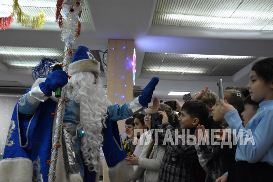 В Центре культуры города Алчевска состоялось открытие Резиденции Деда Мороза под символичным названием «Территория волшебства» В Центре культуры города Алчевска состоялось открытие Резиденции Деда Мороза под символичным названием «Территория волшебства»