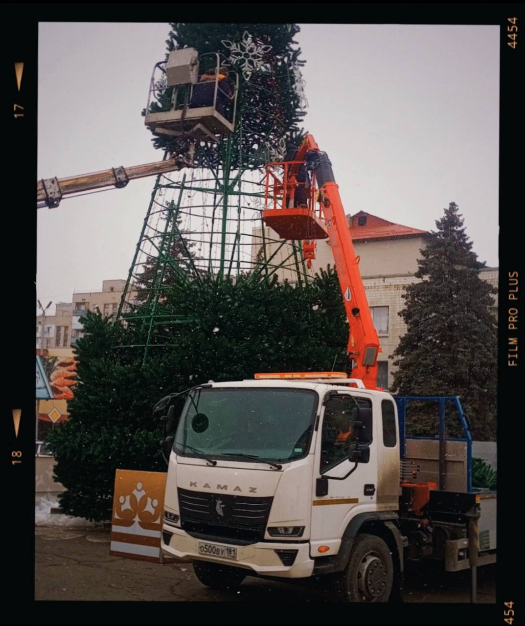 В Краснодоне практически завершилась установка главной ёлки города! Работу выполнили сотрудники МУП "ДЭУ" В Краснодоне практически завершилась установка главной ёлки города! Работу выполнили сотрудники МУП "ДЭУ"