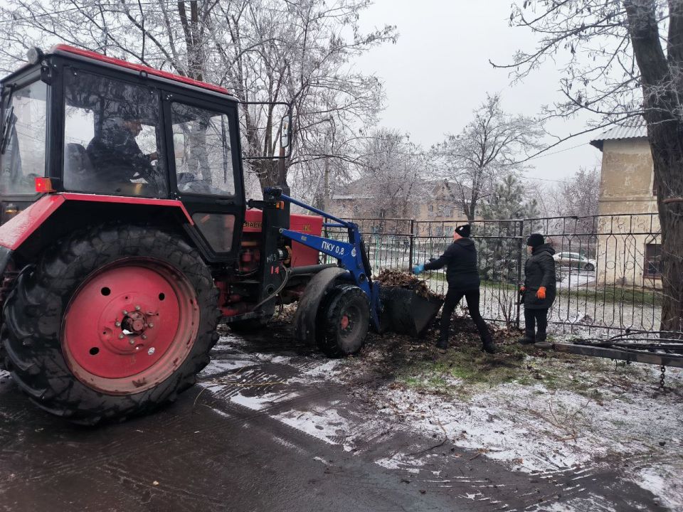 Сегодня работники МУП «ЖЭК» продолжают мероприятия по облагораживанию парка в пгт Кленовый на улице Олега Кошевого Сегодня работники МУП «ЖЭК» продолжают мероприятия по облагораживанию парка в пгт Кленовый на улице Олега Кошевого