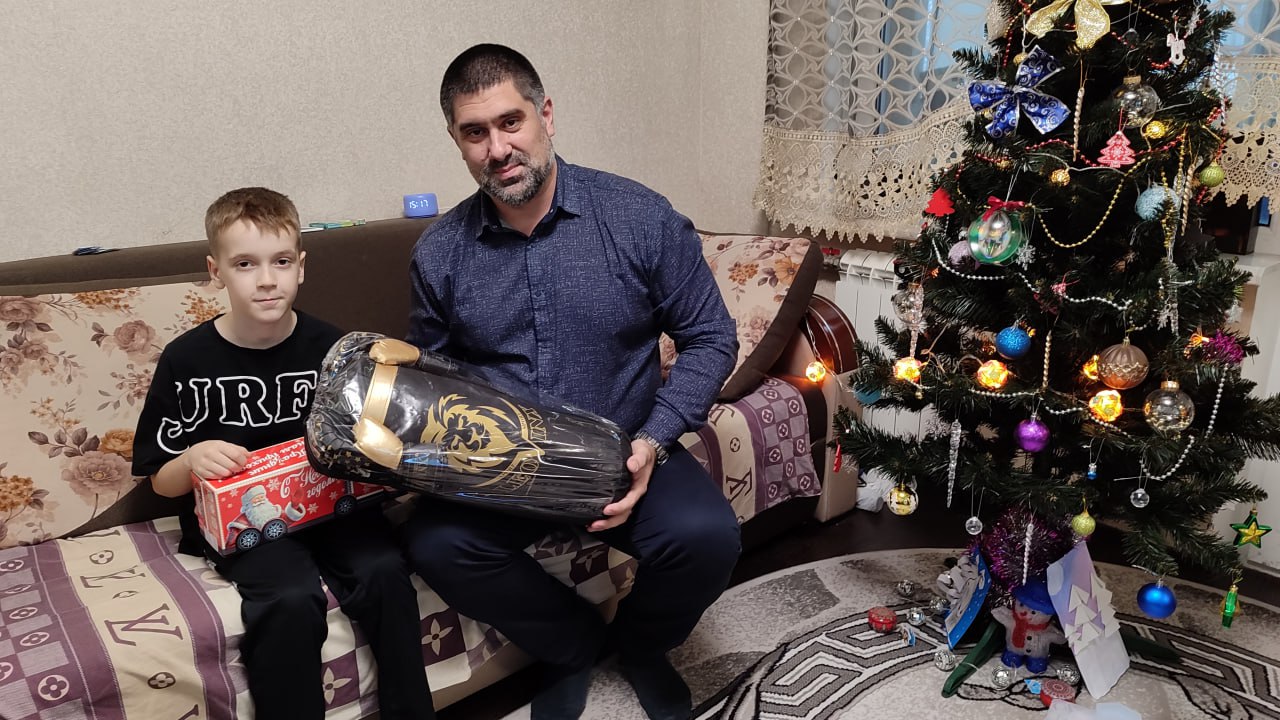 Директор Луганского центра медицины катастроф исполнил мечту 8 летнего Димы из г. Счастье Директор Луганского центра медицины катастроф исполнил мечту 8 летнего Димы из г. Счастье