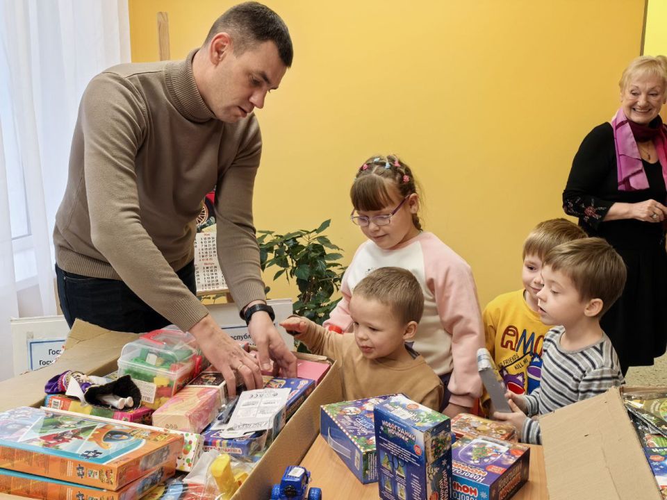«Единая Россия» поздравляет детей ЛНР с новогодними праздниками «Единая Россия» поздравляет детей ЛНР с новогодними праздниками