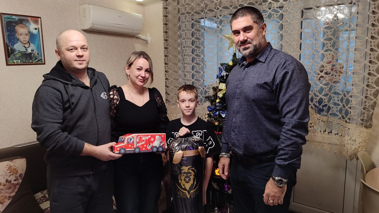 Директор Луганского центра медицины катастроф исполнил мечту 8 летнего Димы из г. Счастье Директор Луганского центра медицины катастроф исполнил мечту 8 летнего Димы из г. Счастье