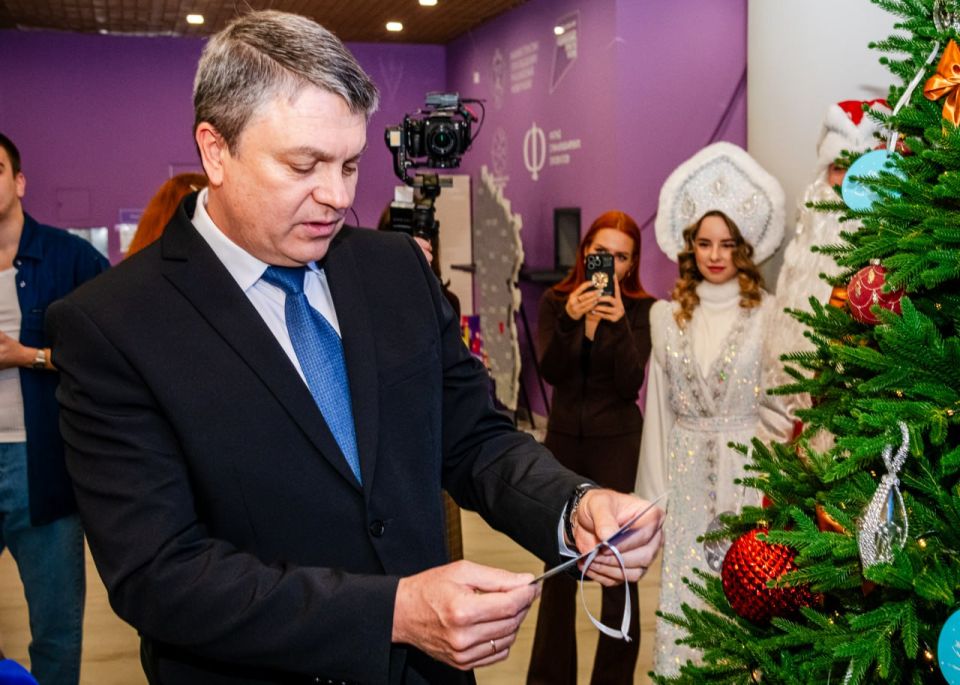 Леонид Пасечник дал старт новогодней акции «Елка желаний» в ЛНР Леонид Пасечник дал старт новогодней акции «Елка желаний» в ЛНР